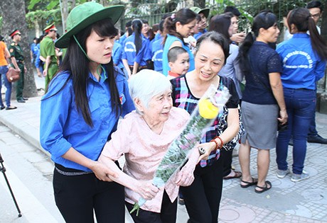Thanh niên tình nguyện Thủ đô phục vụ Quốc tang Đại tướng Võ Nguyên Giáp - ảnh 1